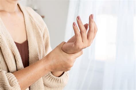 手麻都是因为颈椎病？还可能是这几种疾病_症状_食指_手臂