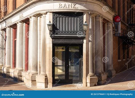 Old bank building editorial stock image. Image of aged - 261379669