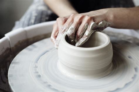 在陶瓷工作室里拿着粘土锅的人有高清图片下载-正版图片502683159-摄图网