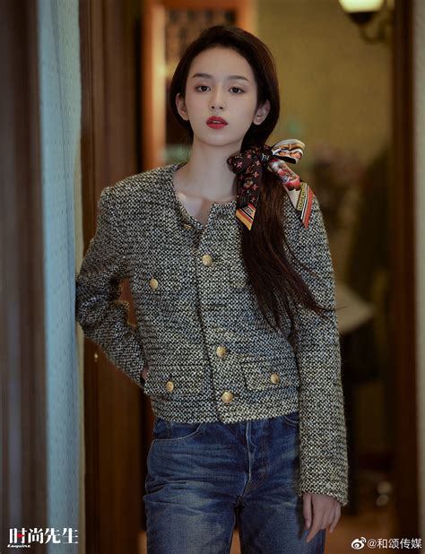 Zhou Ye poses for photo shoot | China Entertainment News