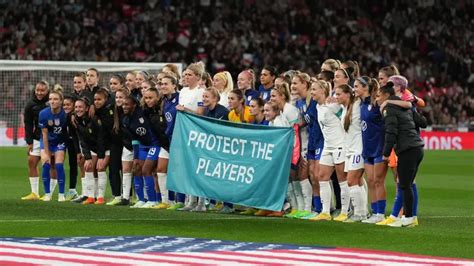Jugadoras de Estados Unidos e Inglaterra protestan en Wembley tras ...