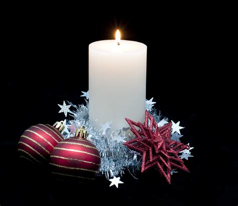 Photo of christmas candle and ornaments | Free christmas images