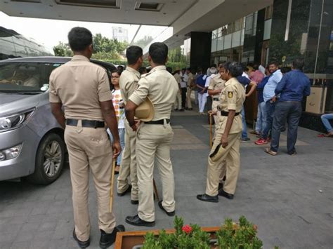 JD (S) MLAs huddle in lobbies of Bengaluru luxury hotel - India Today