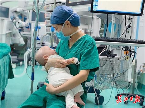 4个月大宝宝要做手术，护士唱着儿歌抱着孩子完成麻醉_武汉_新闻中心_长江网_cjn.cn