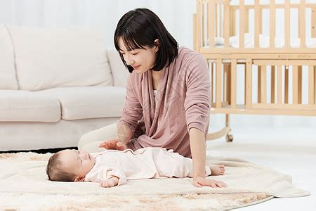 月嫂陪坐月子的母亲照顾新生婴儿高清图片下载-正版图片502384373-摄图网