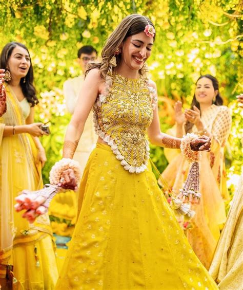Haldi Outfit Ideas: हल्दी की रस्म पर खूब जचेंगे ये Trendy Outfits ...