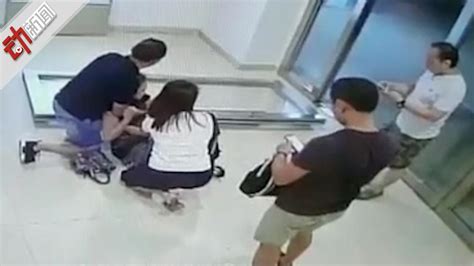 飞来横祸 新加坡商场玻璃门脱落将女子砸倒在地(含视频)_手机新浪网