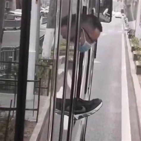 科左后旗一男子在饭店偷完老板手机 跳窗户跑了！_明某_双辽市_卫生间