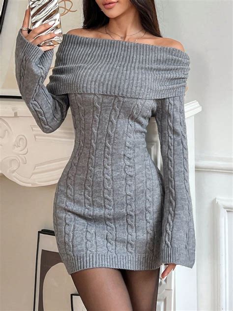 Abito corto casual manica lunga a spalle scoperte in maglia tinta unita ...