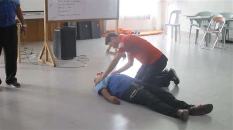 HEALTH - CARRYING AND TRANSPORTING AN INJURED PERSON.pptx