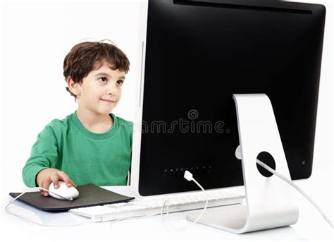 涉及在白色的少年男孩一台片剂个人计算机 库存图片. 图片 包括有 填充, 细分, 计算机, 男小学生, 休息室 - 26705963
