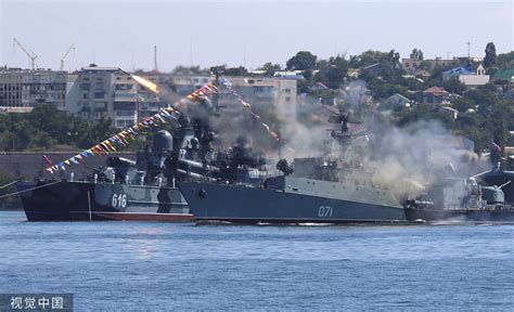 俄罗斯海军日阅兵彩排持续进行 场面壮观