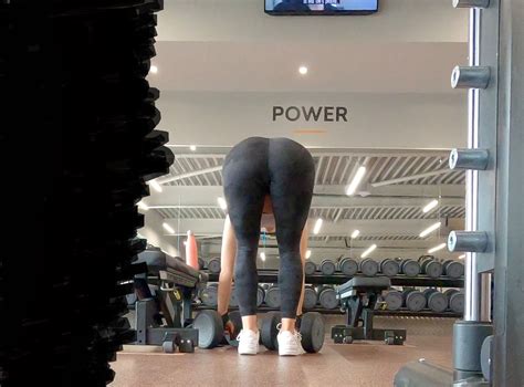 [PREVIEW] Gym brunette in tight black camo leggings bending over ...