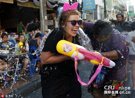 泰国庆祝泼水节 外国游客湿身畅玩(高清组图)-国际在线