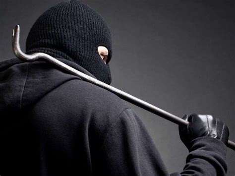 two robbery incident in rajkot | એક જ સ્થળે બે કલાકમાં બે લૂંટ ...