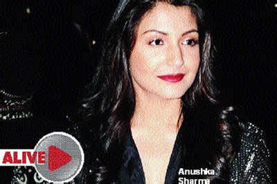 Anushka talks about embarrassing moment with Aamir | Hindi Movie News ...