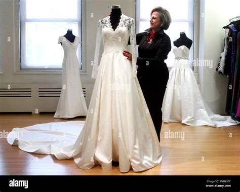 Kate middleton wedding dress designer online