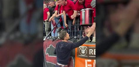 Xavi Alonso saludando a la afición de Bayer Leverkusen