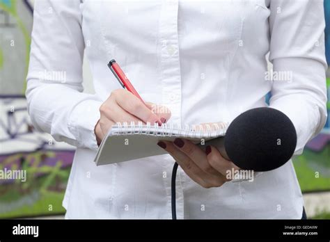 Reporter Taking Notes 的图像结果