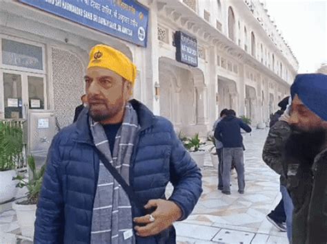 TV actor Girija Shankar bows his head at the Golden Temple