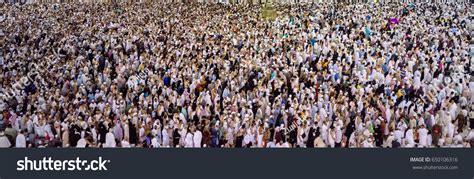 100 People Standing Together 的图像结果