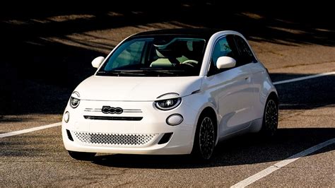 Foto: Fiat 500 ibrida (2025) | Motor1.com