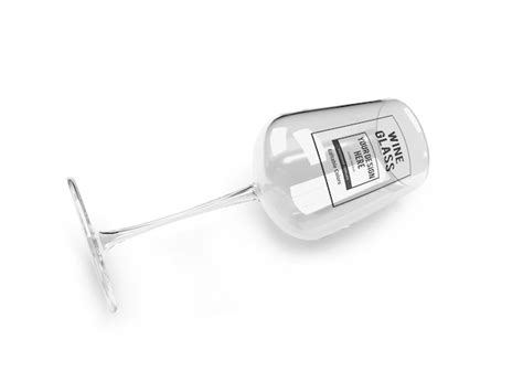 Modelo de maquete de copo de vinho realista isolado | PSD Premium