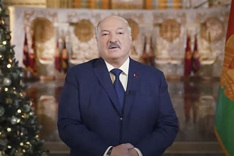 Мрачный Лукашенко зачитал свое телеобращение осипшим голосом