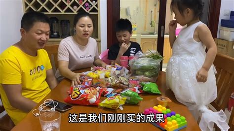 攸县宝妈在长沙，带女儿买一大袋零食，女儿高兴地跳起了舞 - YouTube
