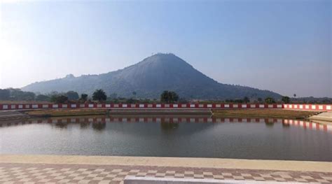 800 फीट ऊंचे पर्वत के चारों ओर है विशाल सर्प का चिह्न, कभी हुआ करते थे ...