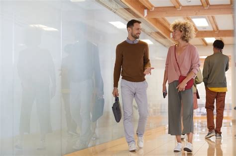 Casual Business People Walking 的图像结果