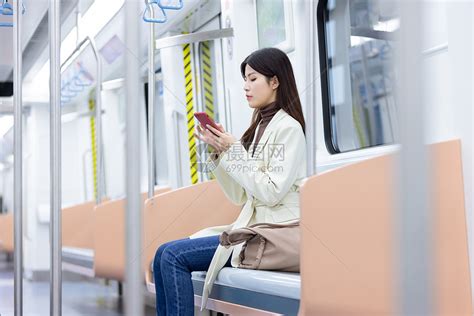 女性在下班回家路上使用手机高清图片下载-正版图片501701463-摄图网
