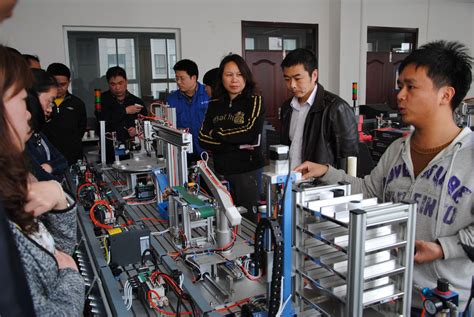 电气工程系邀请设备厂家技术人员做技能培训-青岛港湾职业技术学院