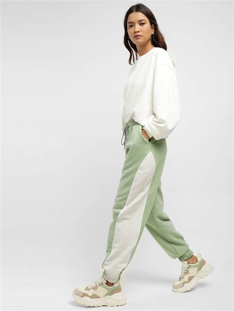 Buy Stylish Joggers for Women Online at Best Prices – Levis India Store
