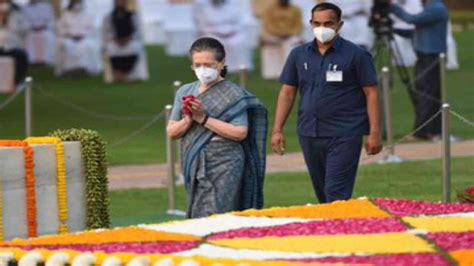 Sonia, Rahul Gandhi pay tributes to Mahatma Gandhi, Shastri on their ...