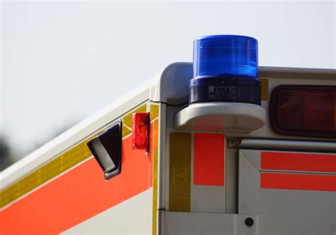 Auto und Traktor kollidieren auf Pustertaler Straße - UnserTirol24