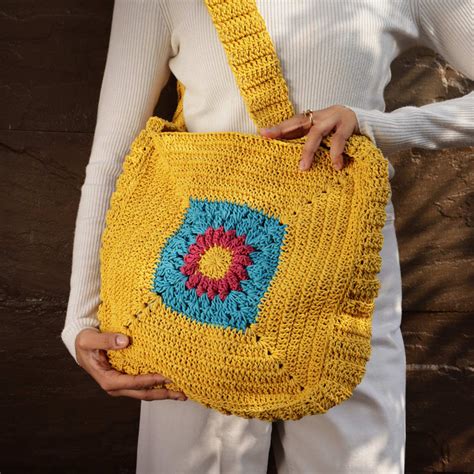 Chrysanthemum Quad Spirit-Crochet Crossbody Bag – Itihasikala