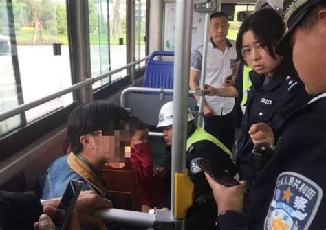 如何看待七岁男孩公交车上被猛打，众网友叫好现象？