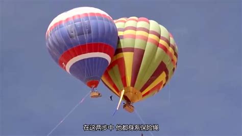 杂技演员1200米高空走钢丝 绳索两头在热气球上_凤凰网视频_凤凰网