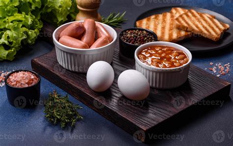 desayuno inglés tradicional con huevos, tostadas, salchichas, frijoles ...