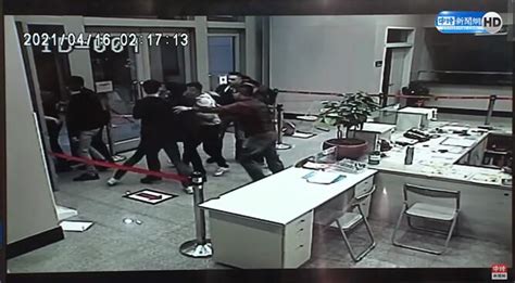 台湾10名黑衣人打砸派出所，庭审前愿赔8000元及一台屏幕，警察同意和解，网友：可悲！