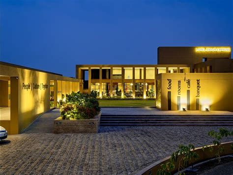 HOTEL MAYUR EXPRESS (Hiwargaon Pawasa) - Hotel Reviews, Photos, Rate ...