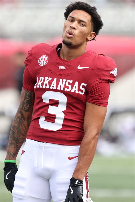 Gov. Sanders calls for annual Arkansas, Arkansas State football game