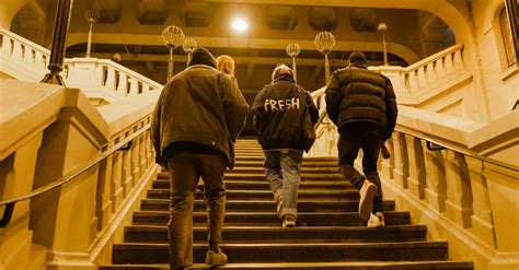 People Walking Up Stairs 的图像结果