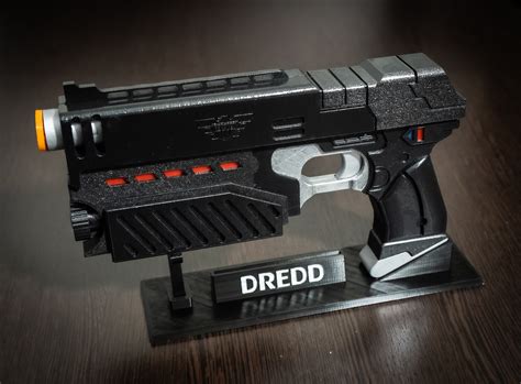 Judge Dredd Lawgiver cosplay prop gun - Crealandia