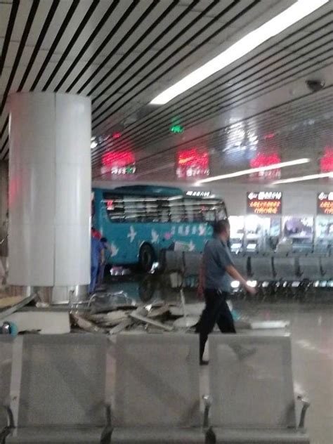 江苏无锡客运站一大巴冲进候车室 致5人受伤|客运站|候车室|大巴_新浪新闻