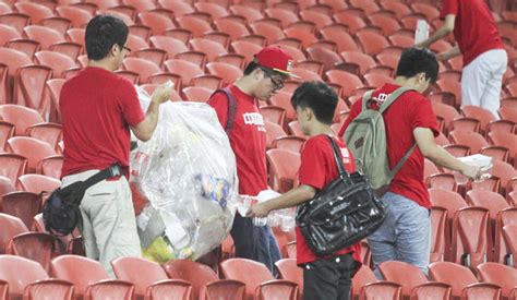 日本球迷清理垃圾就是高素质？那中国球迷收垃圾为何没人夸|中国足球|球迷|中国球迷_新浪新闻