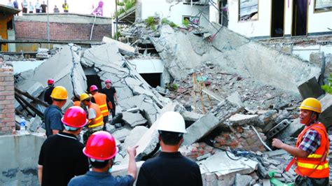 农村自建房安全问题再现，湖南一村民找亲戚修房，房屋倒塌一人被埋身亡_腾讯新闻