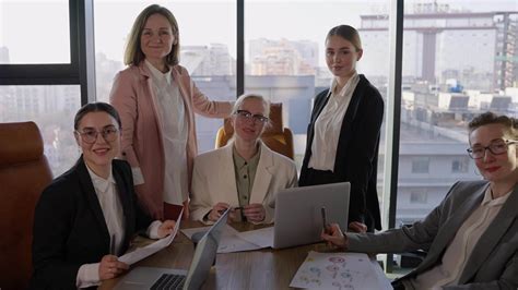 Business Women Group Portrait 的图像结果