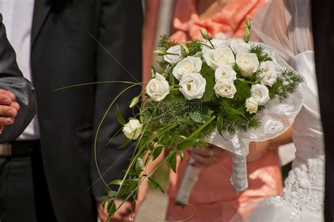 与婚礼的花束手牵手 周围的人环绕着高清图片下载-正版图片322129255-摄图网